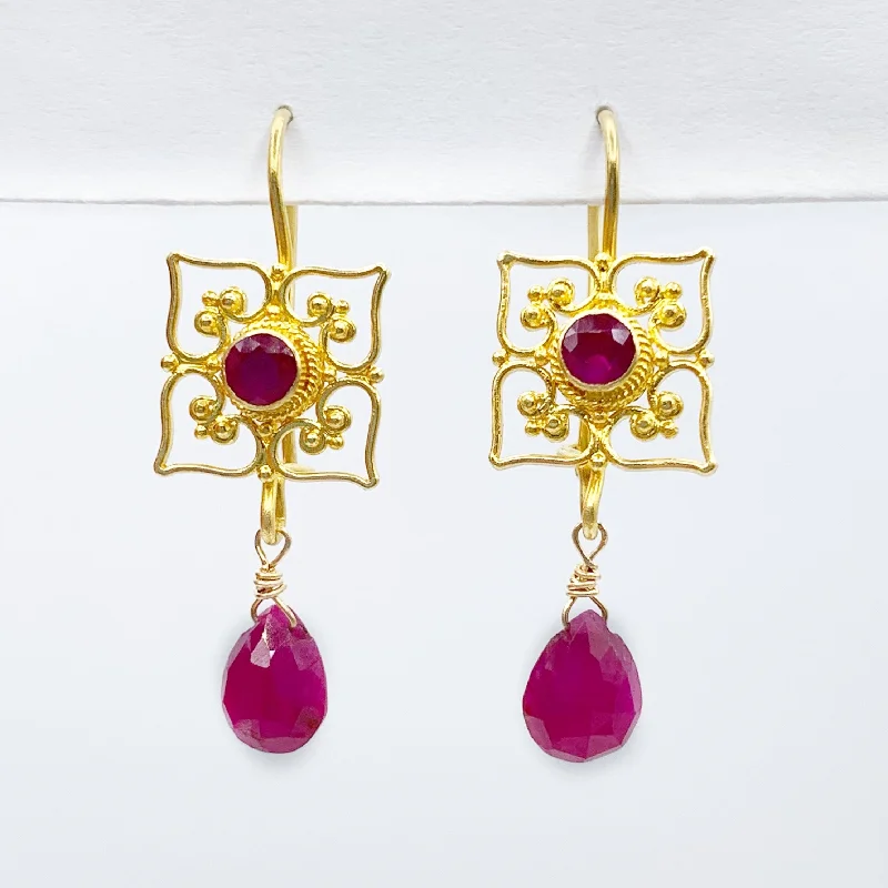 Fashion Earrings For Casual Gatherings-Bright Gold Ruby Center Flowers